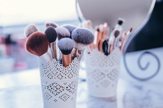 Castor Oil to Clean Makeup Brushes | Castor Oil Guide