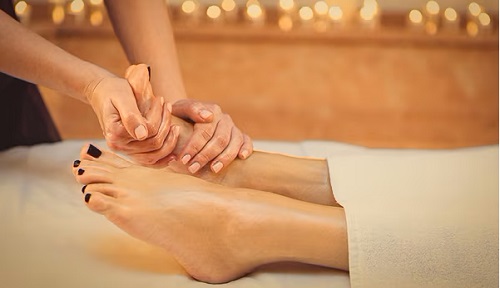 Castor Oil on Feet for Detox | Benefits & Usage 1