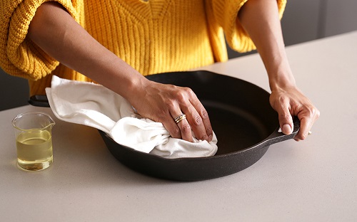 Seasoning Cast Iron with Canola Oil | Benefits and Usage 3