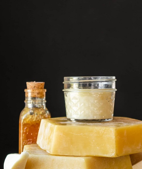 5 Homemade DIY Castor Oil Lip Balm Recipes 3