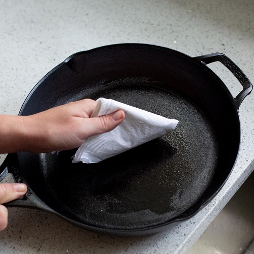 Seasoning Cast Iron with Avocado Oil | Benefits and Usage 3