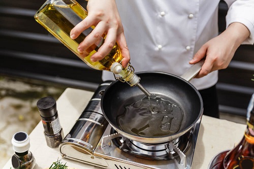 Seasoning Cast Iron with Avocado Oil | Benefits and Usage 2
