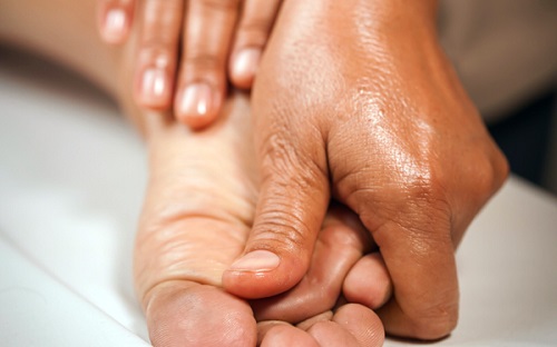 5 Benefits of Rubbing Castor Oil on Bottom of Feet 3