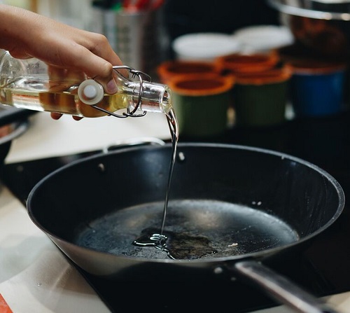 Selecting the Best Oil for Seasoning Cast Iron 1
