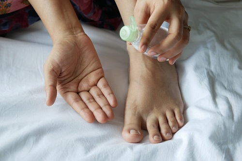 Does Castor Oil Help Cracked Heels? 2