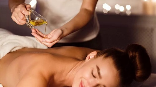 Castor Oil Pack for Back Pain | Benefits and Usage 3