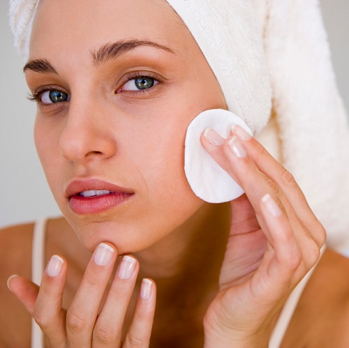 How to Use Castor Oil and Rose Water for Skin