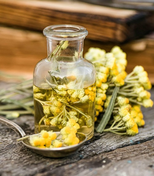 Use Helichrysum Essential Oil