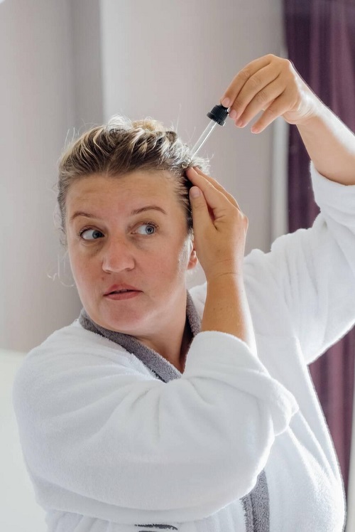 apply oil on hair