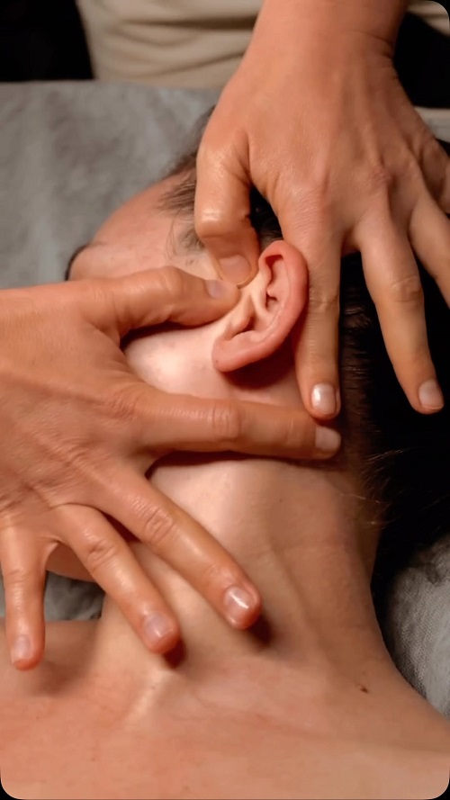 Why Rubbing Peppermint Oil Behind Your Ears in Spring Works Wonders