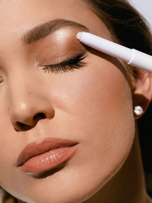 Highlight the Brow Bone and Inner Corner
