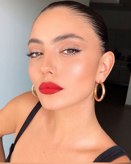 Apply The Lipstick