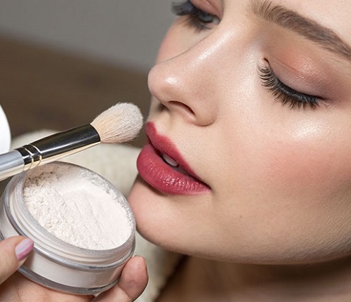 Apply powder on Lipstick